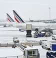 <p>Aviões da Air France estacionados no aeroporto Charles-de-Gaulle, nos arredores de Paris</p>  Foto: AFP