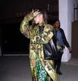 Rihanna combina vestido com estampa de maconha e casaco camuflado  Foto: Grosby Group