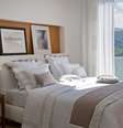 <div>Roupa de cama clara e com poucos detalhes proporciona aconchego e diminui a chance de erros na decoração</div>  Foto: Divulgação