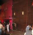 Um incêndio de grandes proporções em uma casa noturna ocorreu na madrugada deste domingo em Santa Maria (RS). O incidente, que começou por volta das 2h30, ocorreu na Boate Kiss, na rua dos Andradas, no centro da cidade. Segundo um segurança que trabalhava no local no momento do incêndio, muitas pessoas foram pisoteadas. Por volta das 10h40, foi encerrada a remoção dos corpos das vítimas em um caminhão da Brigada Militar. Eles foram levados para um ginásio da região central onde será feito o reconhecimento. O Corpo de Bombeiros acredita que o fogo teria iniciado com um sinalizador  Foto: Deivid Dutra / Agência Freelancer