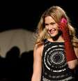 Bar Refaeli desfilou para a grife Desigual  Foto: AFP