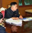 <p>Em 2013, Kim Jong-Un apareceu com um smartphone sobre a mesa e gerou especulações sobre a marca do aparelho ser a Samsung - proibida no país</p>  Foto: AFP