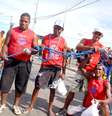 Enquanto cada camiseta de um bloco pode custar mais de R$1.000, um cordeiro não levará para casa mais de R$40 por dia  Foto: Antonio Reis / Especial para Terra