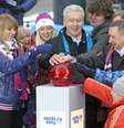 Prefeito de Moscou, Sergei Sobyanin aperta um botão simbólico de contagem regressiva para Sochi 2014  Foto: AP