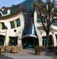<p><span style="color: rgb(0, 0, 0); font-family: verdana, geneva, arial, helvetica, sans-serif; font-size: xx-small; line-height: normal;">A  "casa torta" é uma curiosa atração turística de Sopot, cidade balneária do norte da Polônia</span></p>  Foto: Divulgação