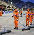 <p>Garis limpam a Sapuca&iacute; antes da abertura dos desfiles do Carnaval 2013</p>  Foto: Dhavid Normando / Futura Press
