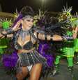 <p>Aline Oliveira, rainha de bateria da Mocidade Alegre, usou uma fantasia com spikes</p>  Foto: Marcos Bezerra/Futura Press