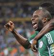 Sunday Mba, autor do único gol do jogo, celebra o lance que significaria o título da Copa Africana de Nações para a Nigéria contra Burkina Faso  Foto: AFP