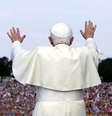 <p>Papa Bento XVI em passagem por Colônia, sua terra natal, em 18 agosto de 2005</p>  Foto: Patrick Hertzog / AFP