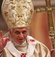 Papa Bento XVI acena para católicos na basílica de São Pedro em missa realizada em 2011  Foto: Franco Origlia / Getty Images 