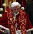 Papa Bento 16 é visto após celebrar uma missa na Basílica de São Pedro, no Vaticano. O governo da Alemanha disse que estava "comovido e tocado" pela surpreendente renúncia, nesta segunda-feira, do papa Bento 16, nascido naquele país. 11/02/2013  Foto:  Alessandro Bianchi / Reuters