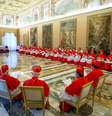 Foto divulgada pelo L'Osservatore Romano exibe Bento XVI (em seu trono à esquerda) durante encontro com cardeais na manhã desta segunda-feira  Foto: AP