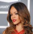 <p>Colaboração da cantora Rihanna com a assinatura de River Island gera expectativa</p>  Foto: AP