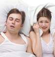 Além de recorrer a um dentista para o tratamento, mudar alguns hábitos no dia a dia podem ajudar a ter uma noite tranquila de sono, livre de roncos  Foto: Shutterstock
