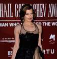<p>Milla Jovovich calculou mal a transparência do vestido </p>  Foto: Getty Images 