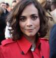 <p>A atriz apostou em um look vermelho para acompanhar o desfile da Burberry em Londres</p>  Foto: Ulisses Neto / Especial para Terra