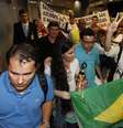 A blogueira cubana Yoani Sánchez, mais conhecida ativista de oposição do país, é recebida com protestos ao desembarcar nesta segunda-feira no Recife. 18/02/2013  Foto: Helia Scheppa / Reuters