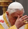 O papa Bento XVI carrega a joia em ouro maciço desde 2005  Foto: AFP
