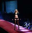 <p>A checa Karolina Kurkova desfilou  pela Yamamay em Milão</p>  Foto: Getty Images 