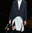 <p>A grife apresentou modelos com fendas em seu desfile</p>  Foto: AFP