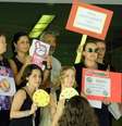Funcionários levaram cartazes de pizza simbolizando a impunidade dos agressores  Foto: Sinditamaraty / Divulgação