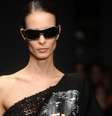 <p>Algumas modelos surgiram de &oacute;culos escuros pretos</p>  Foto: Getty Images