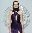 <p>Vestido com decote estratégico e fenda lateral generosa</p>  Foto: Getty Images