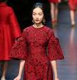 <p>Modelo exibe vestido glamouroso durante desfile da grife</p>  Foto: Getty Images