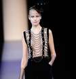 <p>Giorgio Armani apresentou looks glamourosos</p>  Foto: Getty Images 