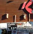 <p>A frente da Boate Kiss virou local de homenagens às vítimas</p>  Foto: Fernando Diniz / Terra