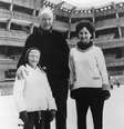 O britânico Francis Crick com mulher e filha na Itália. A família pretende leiloar a medalha do Nobel que ele ganhou  Foto: Getty Images 
