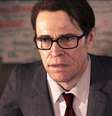 Willem Dafoe interpreta o cientista Nathan Dawkins, que analisa os poderes sobrenaturais de Jodie desde sua infância  Foto: Divulgação