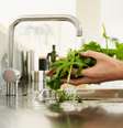 <p>Verificar a procedência dos alimentos é uma forma de garantir uma viagem sem contratempos</p>  Foto: Getty Images 