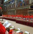 Imagem de 18 de abril de 2005 mostra os cardeais reunidos na Capela Sistina antes do Conclave que resultou na eleição de Bento XVI  Foto: AFP