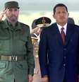 Presidente cubano Fidel Castro faz saudação durante a execução do hino nacional em sua primeira visita à Venezuela durante o governo Chávez, em 26 de outubro de 2000  Foto: AFP