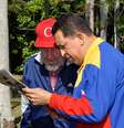 Em 2011, Chávez aparece lendo o jornal Granma ao lado de Fidel, dissipando rumores de que o venezuelano estaria muito doente ou morto após passar por uma cirurgia em Havana  Foto: AFP