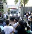 <p>Carro do IML deixa o prédio com o corpo do vocalista</p>  Foto: Bruno Santos / Terra