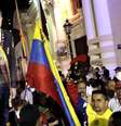 Clima é de tristeza nas Praça Bolívar, em Caracas, onde venezuelanos carregam imagens de Hugo Chávez  Foto: Reuters