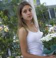 <p>Heloisa levou flores para o ídolo</p>  Foto: Bruno Santos / Terra