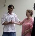 <p>Acompanhada do filho Ricardo, Dona Nilda, mãe de Chorão, chegou aos prantos ao velório do vocalista do Charlie Brown Jr., em Santos</p>  Foto: Ricardo Matsukawa / Terra