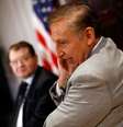 Em foto de 2009, Robert Gallo e Luc Montagnier (ao fundo), dois dos pioneiros nas pesquisas sobre o HIV, durante palestra em Washington  Foto: Win McNamee / Getty Images 