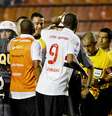 <p>Luís Fabiano acabou expulso após o final do empate</p>  Foto: Bruno Santos / Terra