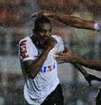 Edenílson comemora o gol que abriu o placar da vitória do Corinthians  Foto: Fernando Dantas / Gazeta Press