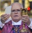 <p>Dom Odilo oferece a &oacute;stia aos fi&eacute;is presentes &agrave; missa celebrada em Roma</p>  Foto: AFP