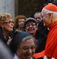 Scherer conversa com fiéis após a missa na igreja romana de Santo André  Foto: AFP