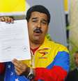 Nicolas Maduro apresenta documento que mostra que sua candidatura foi registrada oficialmente  Foto: Reuters