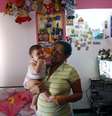 Marisol Aponte, 49 anos, posa para foto com o filho em sua casa  Foto: BBC News Brasil