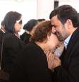 Ahmadinejad consola a mãe de Hugo Chávez, Elena Frias, durante cerimônia fúnebre na Venezuela  Foto: AP