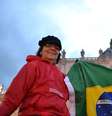 <p>Enrolada em uma bandeira do Brasil, Kathya Zanardi disse que esse momento 'é o máximo para a fé católica'</p>  Foto: Rafael Belincanta / Especial para Terra