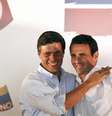 <p>Com pouco tempo para se reorganizar e com a morte de Hugo Ch&aacute;vez sensibilizando milh&otilde;es de venezuelanos, a oposi&ccedil;&atilde;o (na foto, Henrique Capriles e Leopoldo Lopez)&nbsp;buscar&aacute; revelar as "mentiras" dos herdeiros do comandante</p>  Foto: Jorge Silva / Reuters